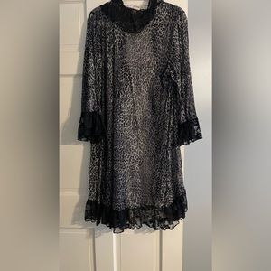 Very light weight duster looks great anytime of year